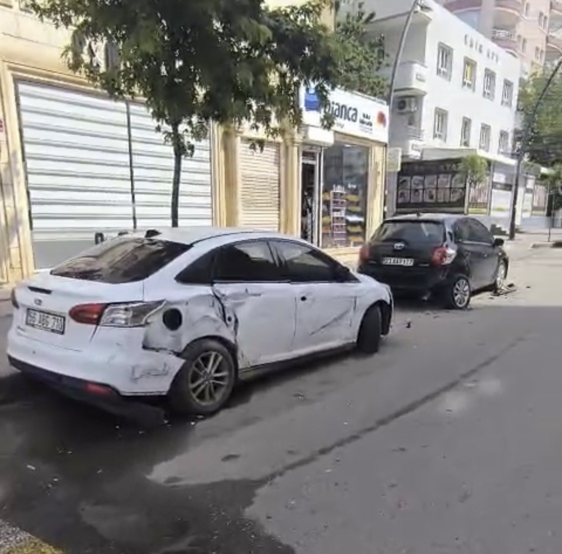 Park halindeki 5 otomobile çarpan sürücü aracını bırakarak kayıplara karıştı 4 park halindeki 5 otomobile carpan surucu aracini birakarak kayiplara karisti 0