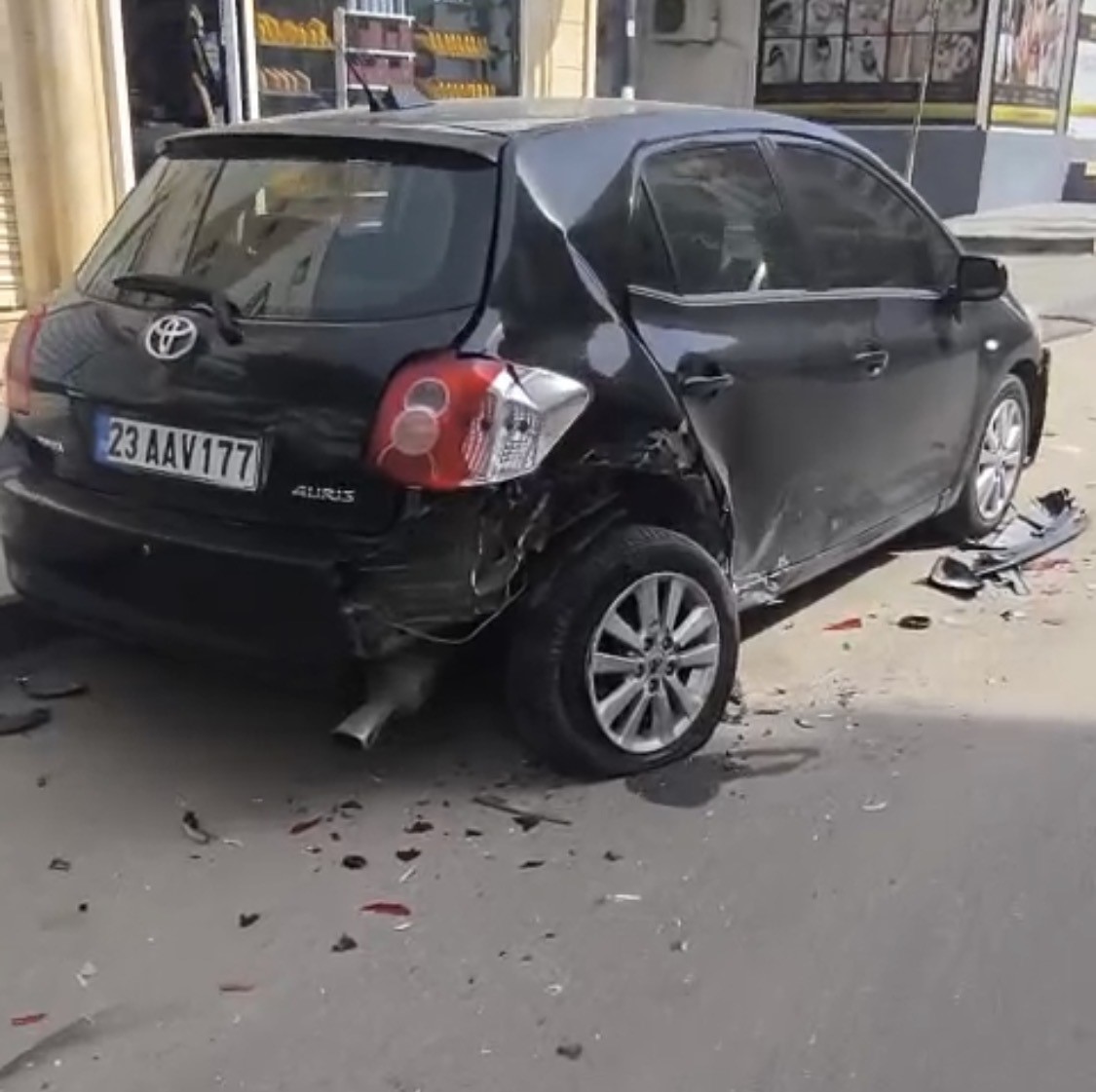 Park halindeki 5 otomobile çarpan sürücü aracını bırakarak kayıplara karıştı 5 park halindeki 5 otomobile carpan surucu aracini birakarak kayiplara karisti 1 TZVY87jb