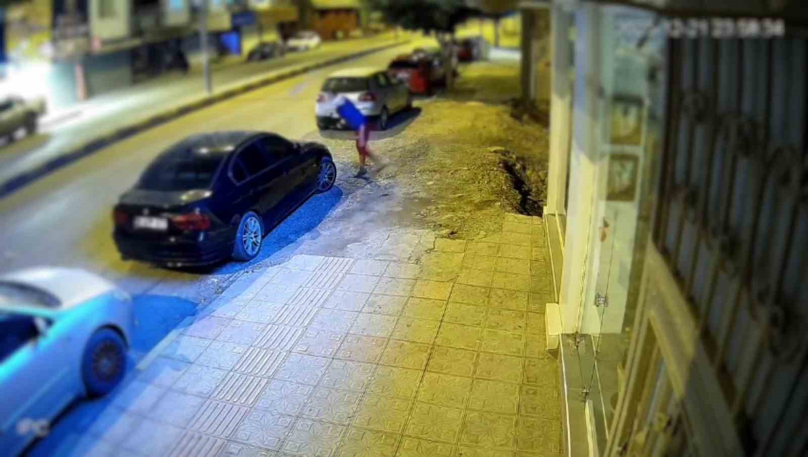 Park halindeki 6 araç ve 4 iş yerinin camlarını taşla kıran alkollü şahıs tutuklandı 11 park halindeki 6 arac ve 4 is yerinin camlarini tasla kiran alkollu sahis tutuklandi CkwCF18M