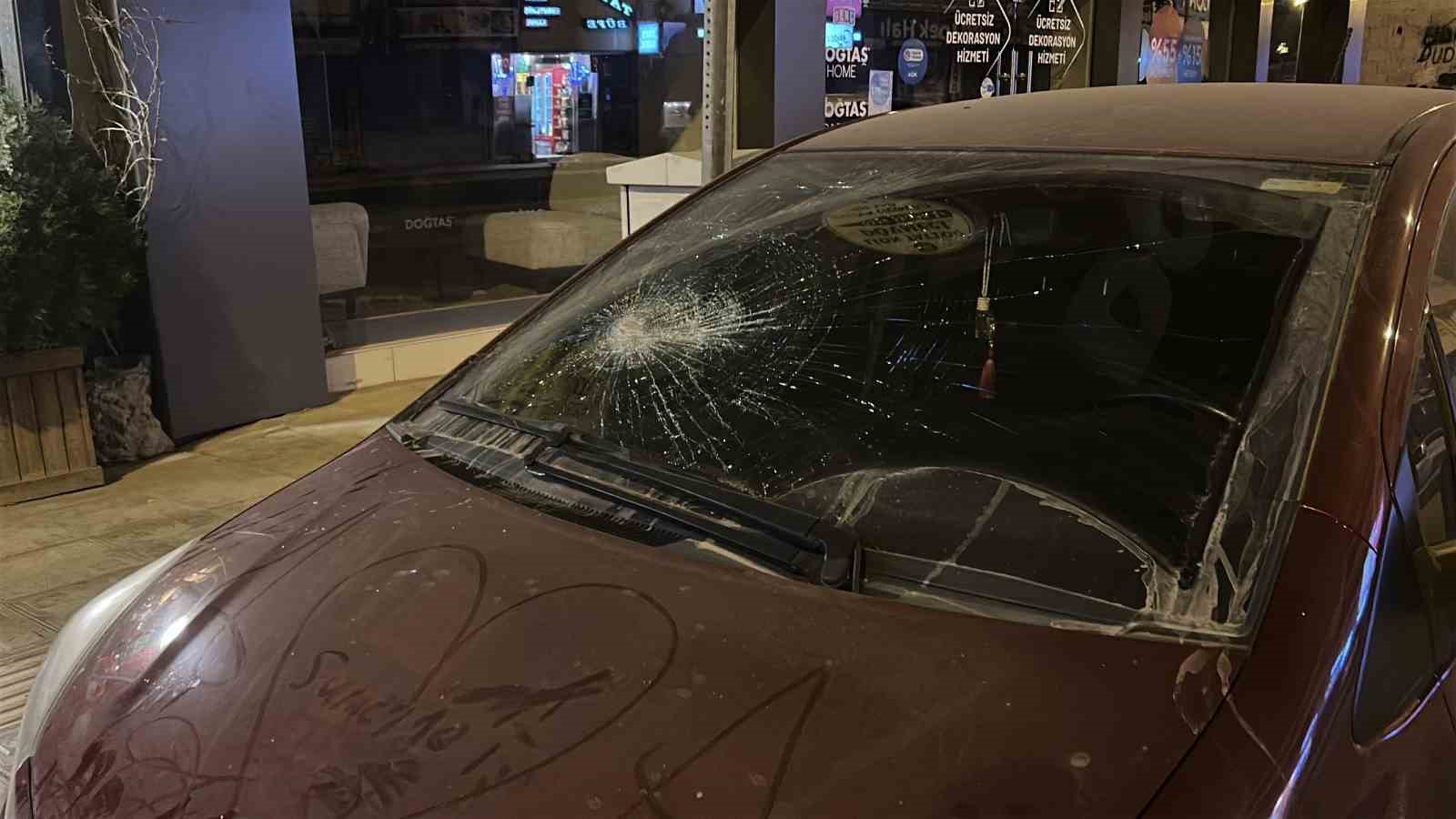 Park halindeki 6 araç ve 4 iş yerinin camlarını taşla kıran alkollü şahıs tutuklandı 9 park halindeki 6 arac ve 4 is yerinin camlarini tasla kiran alkollu sahis tutuklandi Ma3CzmwO