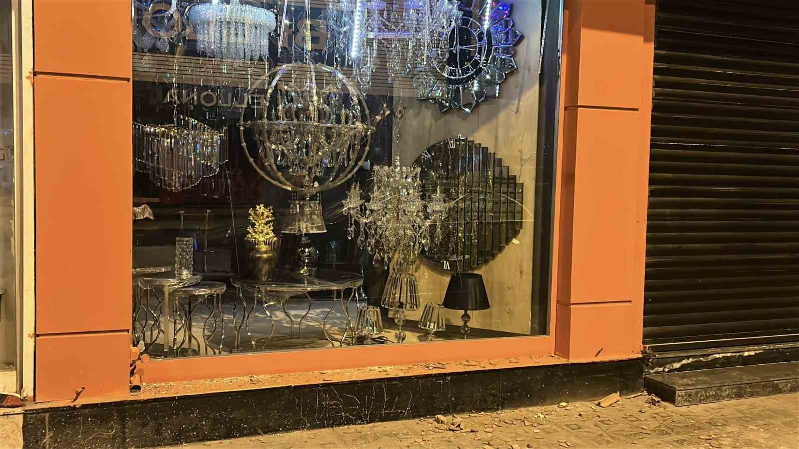 Park halindeki 6 araç ve 4 iş yerinin camlarını taşla kıran alkollü şahıs tutuklandı 14 park halindeki 6 arac ve 4 is yerinin camlarini tasla kiran alkollu sahis tutuklandi cASM24N5
