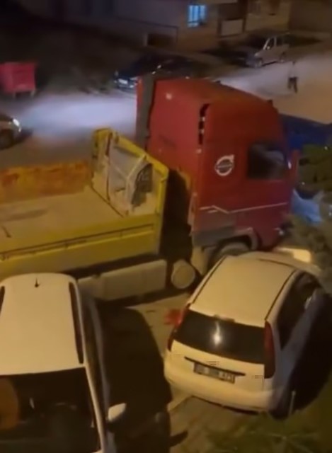 park halindeki 9 araca carpan tir maddi hasara neden oldu 0 jTTmGbbI