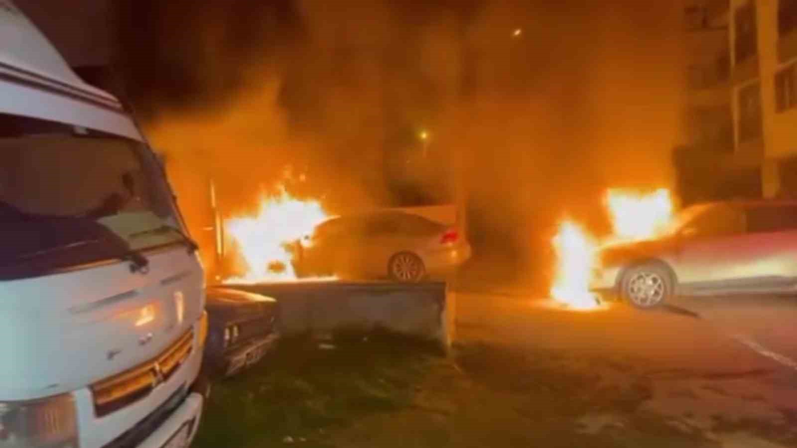 park halindeki arac alev alev yandi 2 otomobil zarar gordu 2 3y9PU6mY