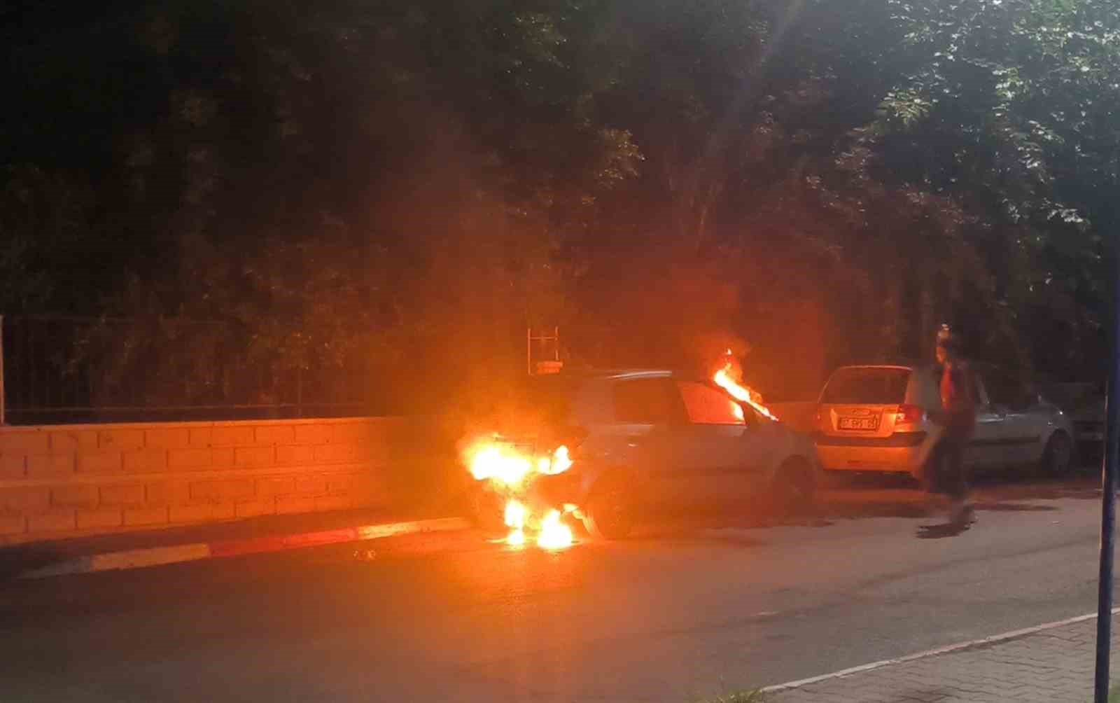 Park halindeki araç alev alev yandı, vatandaşlar su şişesi ile söndürmeye çalıştı 4 park halindeki arac alev alev yandi vatandaslar su sisesi ile sondurmeye calisti 0 MQ4XSN1O