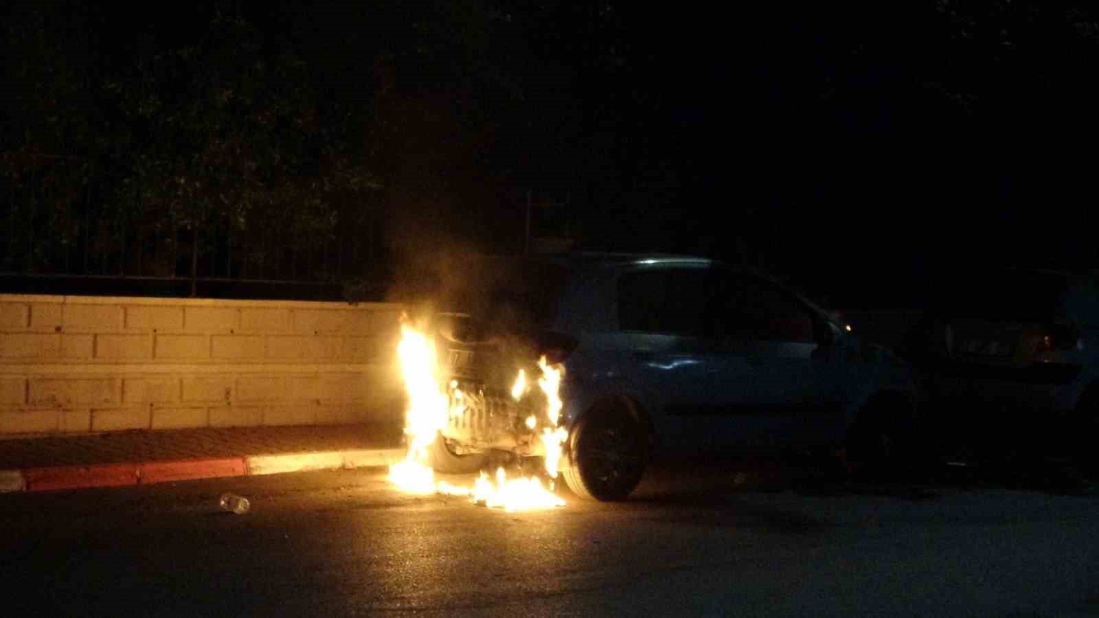 Park halindeki araç alev alev yandı, vatandaşlar su şişesi ile söndürmeye çalıştı 6 park halindeki arac alev alev yandi vatandaslar su sisesi ile sondurmeye calisti 2 KNptI6as