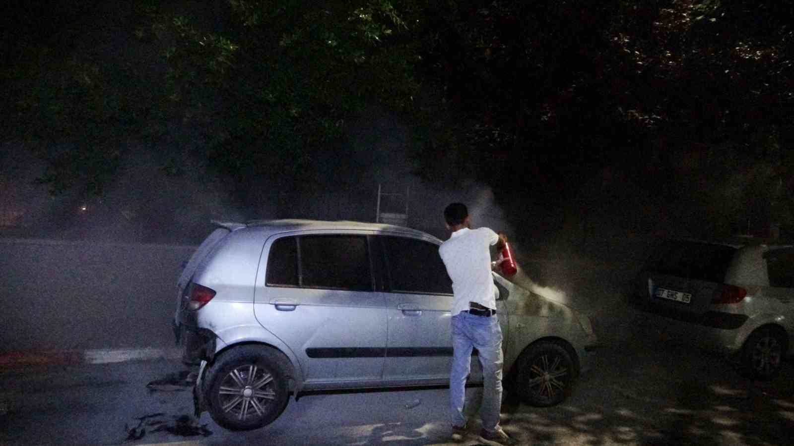 Park halindeki araç alev alev yandı, vatandaşlar su şişesi ile söndürmeye çalıştı 7 park halindeki arac alev alev yandi vatandaslar su sisesi ile sondurmeye calisti 3