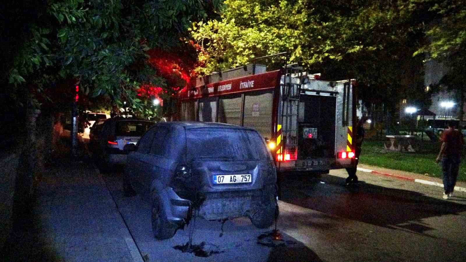 Park halindeki araç alev alev yandı, vatandaşlar su şişesi ile söndürmeye çalıştı 8 park halindeki arac alev alev yandi vatandaslar su sisesi ile sondurmeye calisti 4 GUUgKN5Y