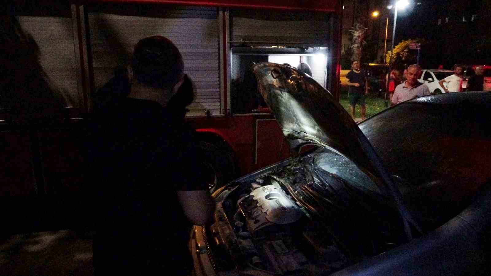 Park halindeki araç alev alev yandı, vatandaşlar su şişesi ile söndürmeye çalıştı 9 park halindeki arac alev alev yandi vatandaslar su sisesi ile sondurmeye calisti 5 6HgJwYLS
