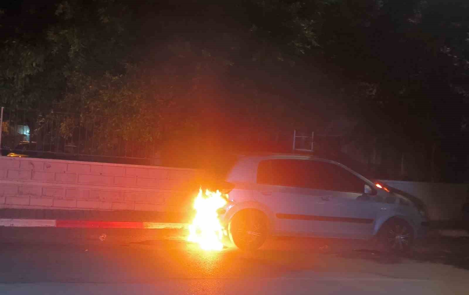 Park halindeki araç alev alev yandı, vatandaşlar su şişesi ile söndürmeye çalıştı 10 park halindeki arac alev alev yandi vatandaslar su sisesi ile sondurmeye calisti 6 jEOV2PwE