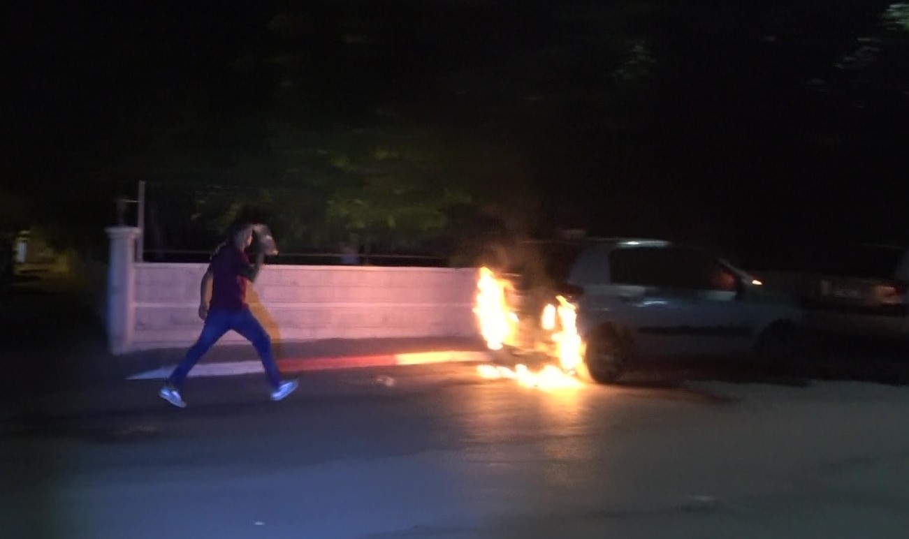 Park halindeki araç alev alev yandı, vatandaşlar su şişesi ile söndürmeye çalıştı 11 park halindeki arac alev alev yandi vatandaslar su sisesi ile sondurmeye calisti 7 mENktnd5