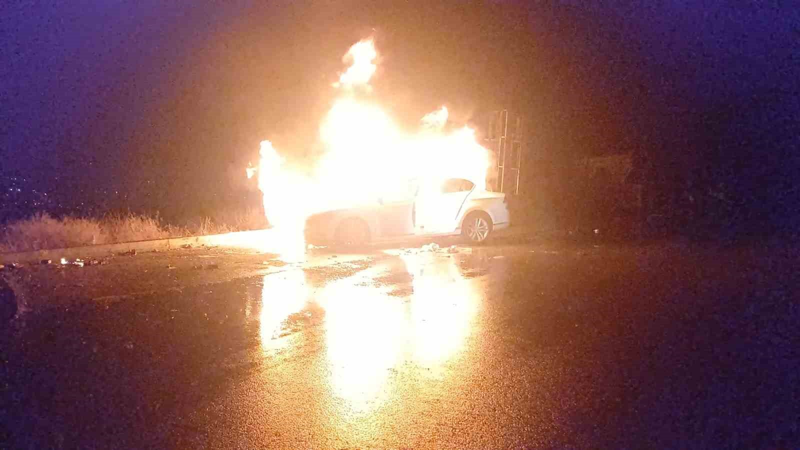 park halindeki arac alev topu oldu geriye hurda kaldi 2 6cbHUKJl