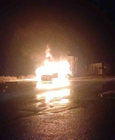 park-halindeki-arac-alev-topu-oldu-geriye-hurda-kaldi-tQ1HNQnn.jpg