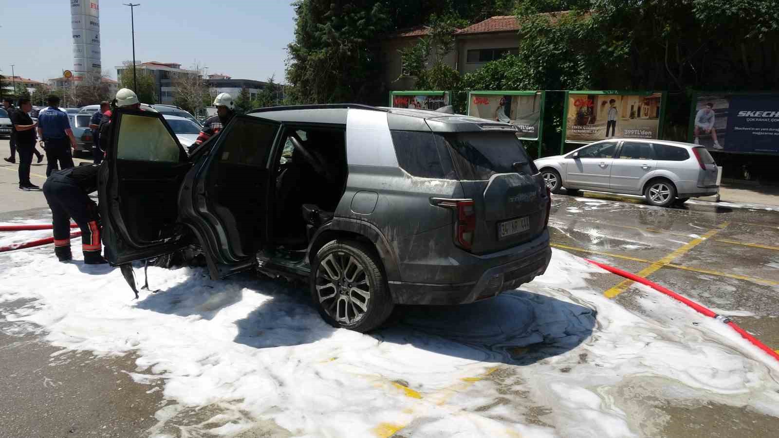 park halindeki arac yanginda kullanilmaz hale geldi 0 9ah9rXC4