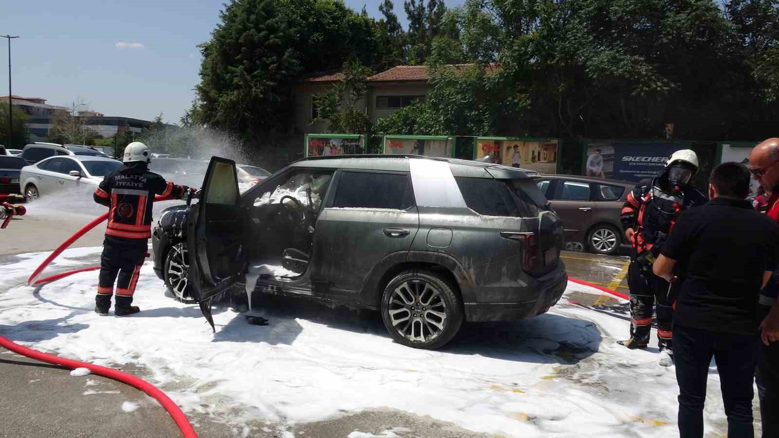 park halindeki arac yanginda kullanilmaz hale geldi 3 MUMEyvpr