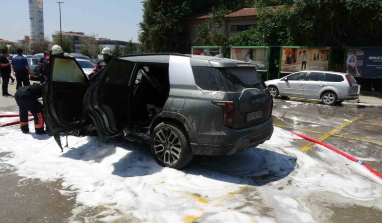 park-halindeki-arac-yanginda-kullanilmaz-hale-geldi-qqfZB6qZ.jpg
