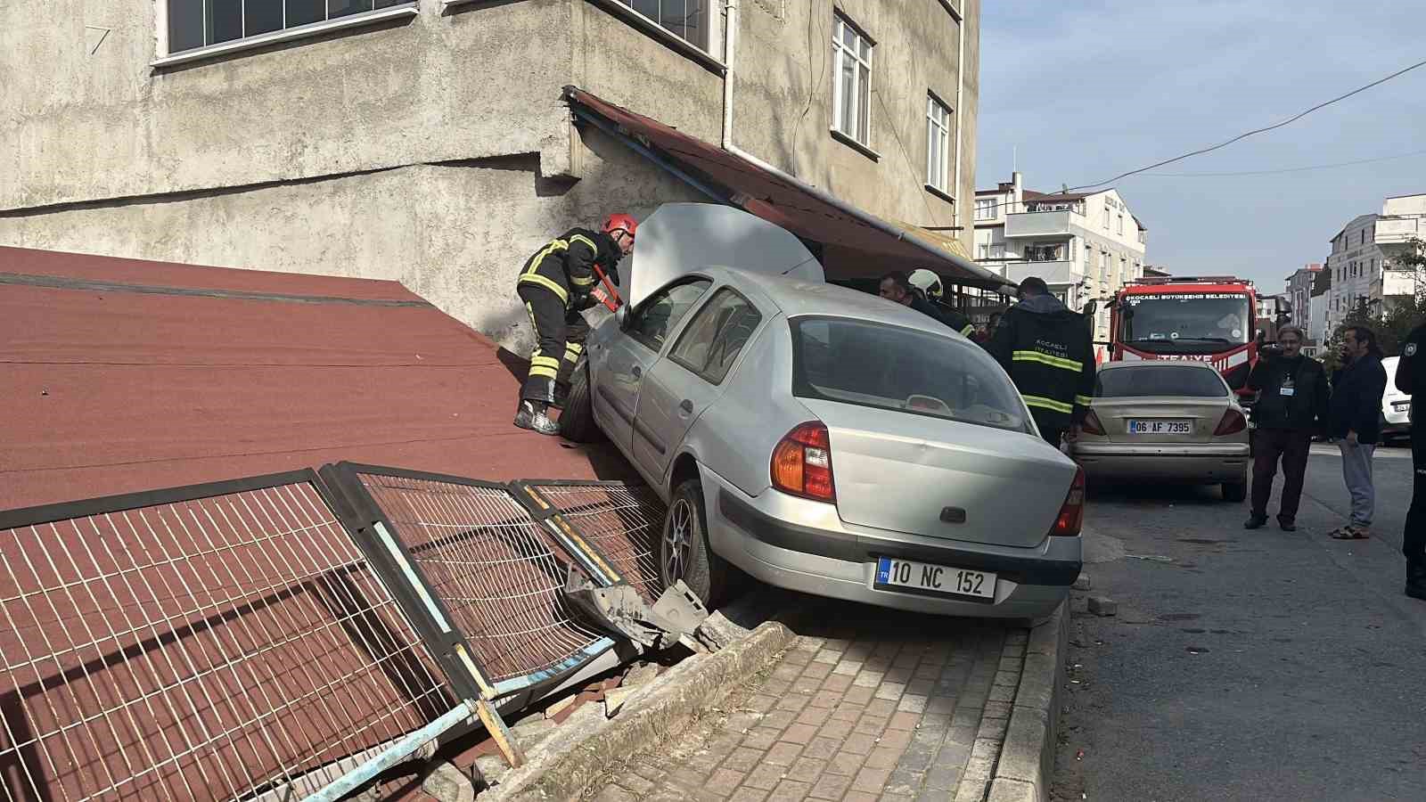 park halindeki araca carpan otomobil evin catisina cikti 0 Ddg3D6VK
