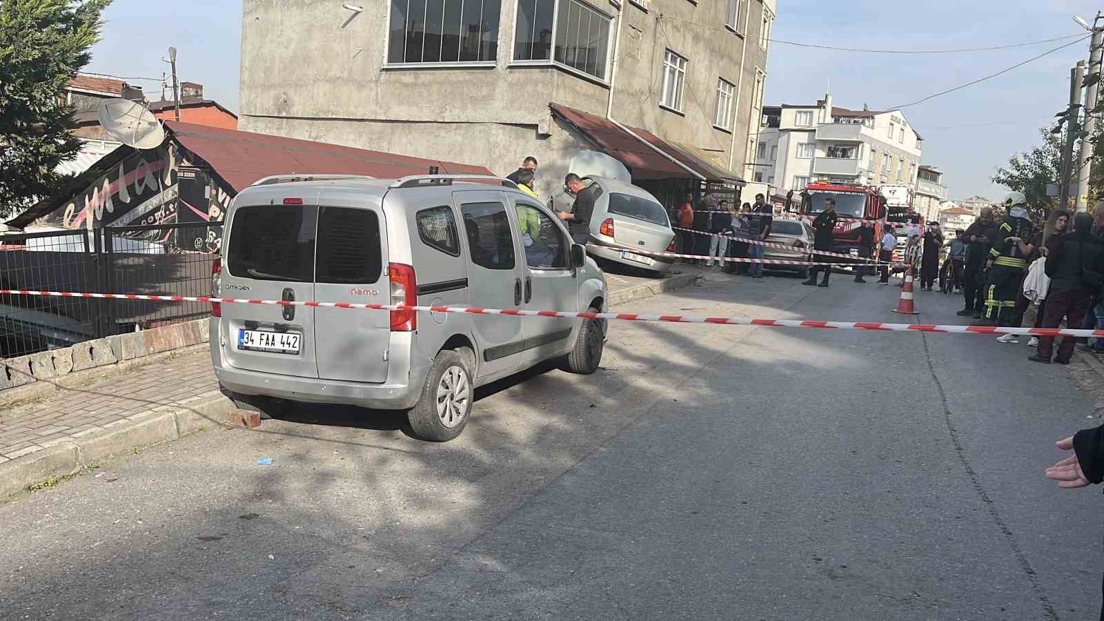 park halindeki araca carpan otomobil evin catisina cikti 1 1mvliZwY