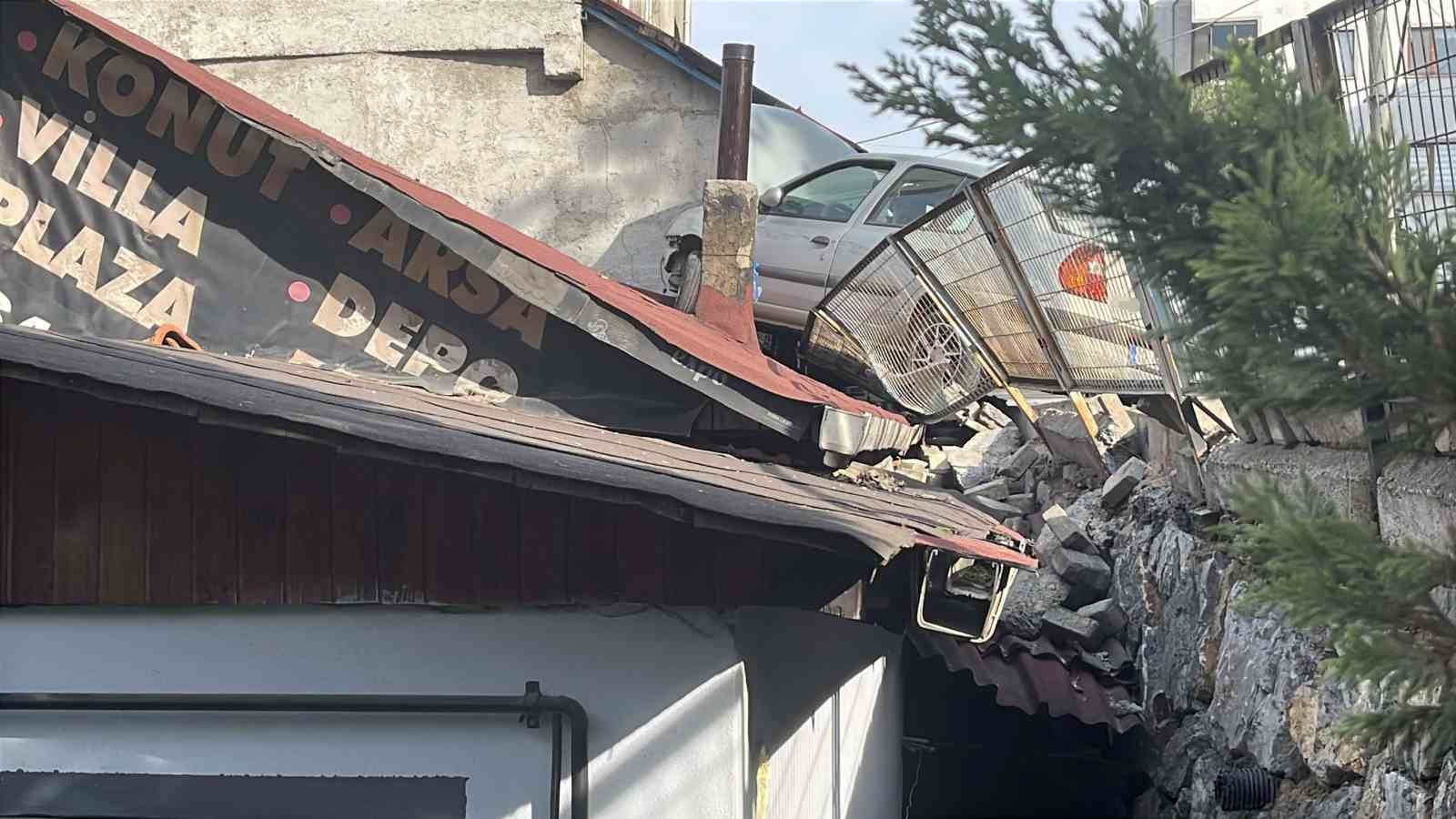 park halindeki araca carpan otomobil evin catisina cikti 2 V3XbWyzk