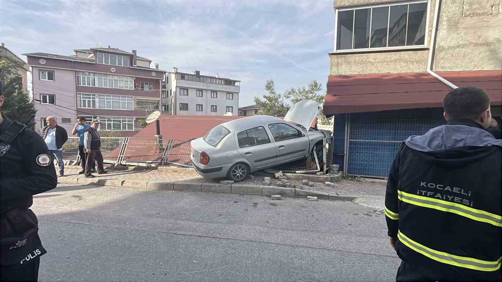 park halindeki araca carpan otomobil evin catisina cikti 3