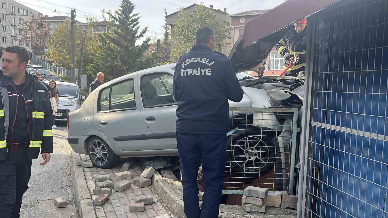 park halindeki araca carpan otomobil evin catisina cikti 4 Th3CVTlL
