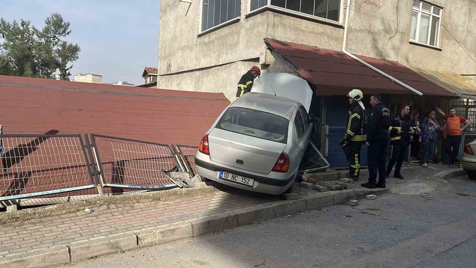 park halindeki araca carpan otomobil evin catisina cikti 5 dJPEwqCC