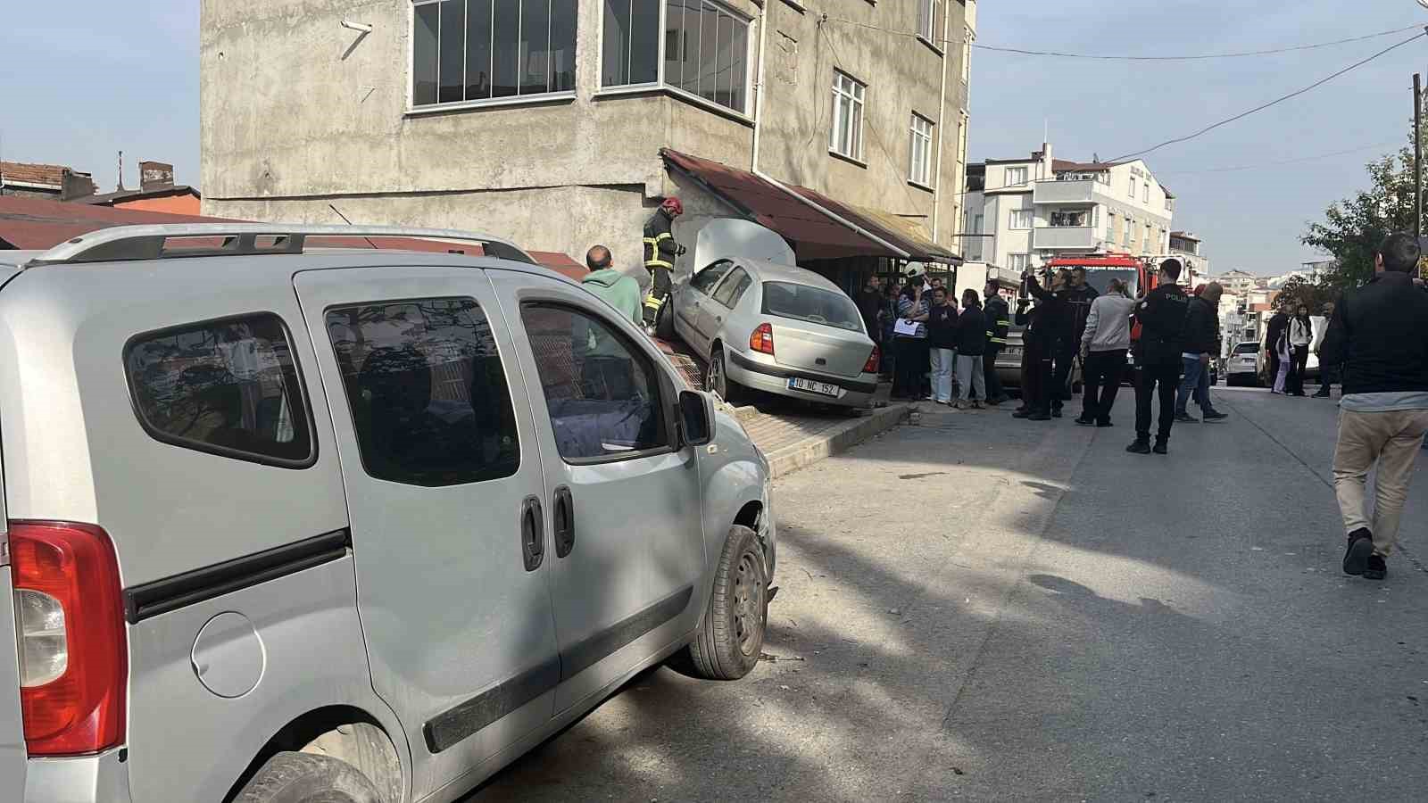 park halindeki araca carpan otomobil evin catisina cikti 6 H91NECiC