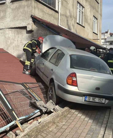 park-halindeki-araca-carpan-otomobil-evin-catisina-cikti-mrCnfWvR.jpg
