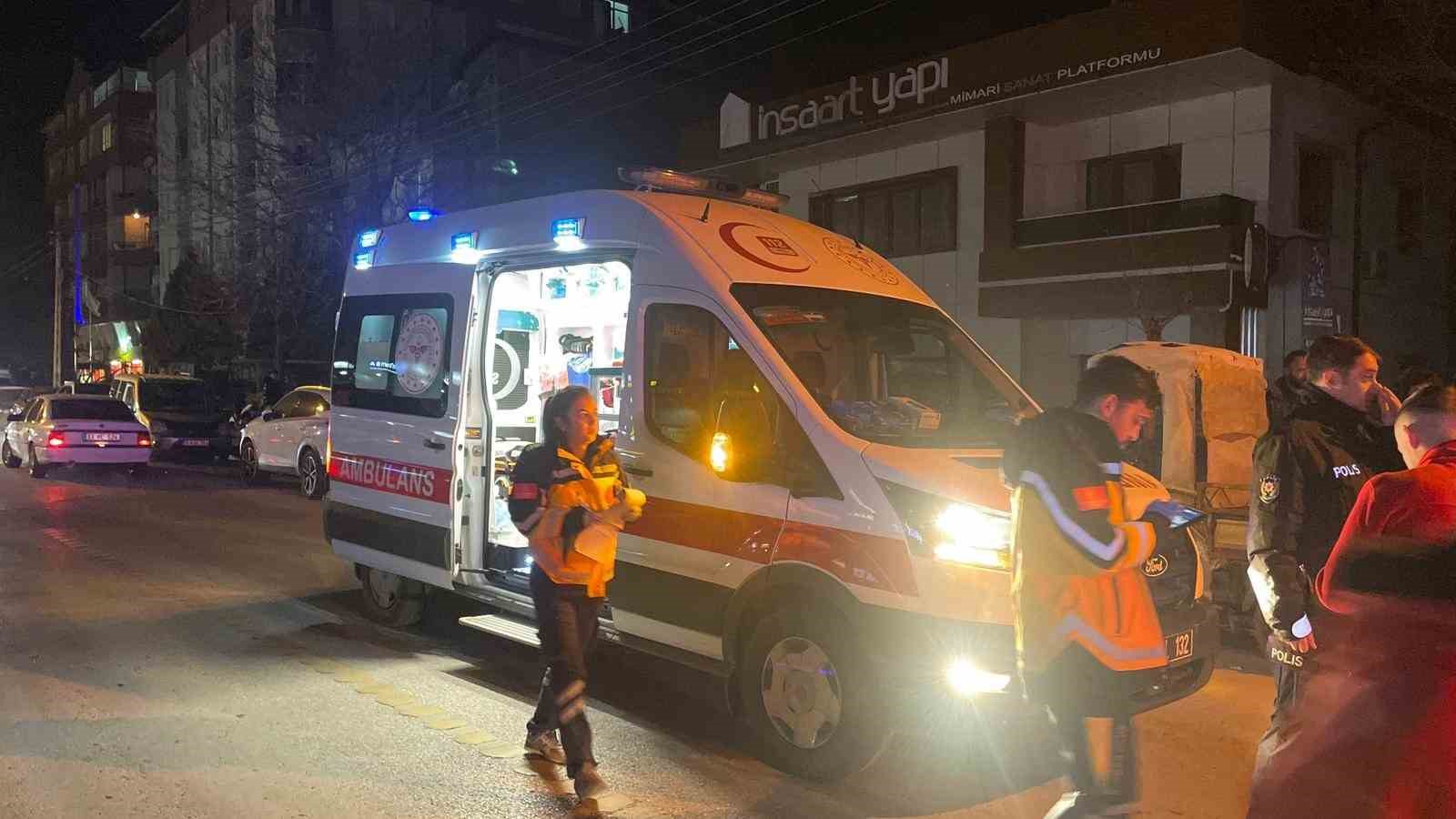 park halindeki araca carpan otomobil kamerada 2 yarali 2 u4kFZVGD