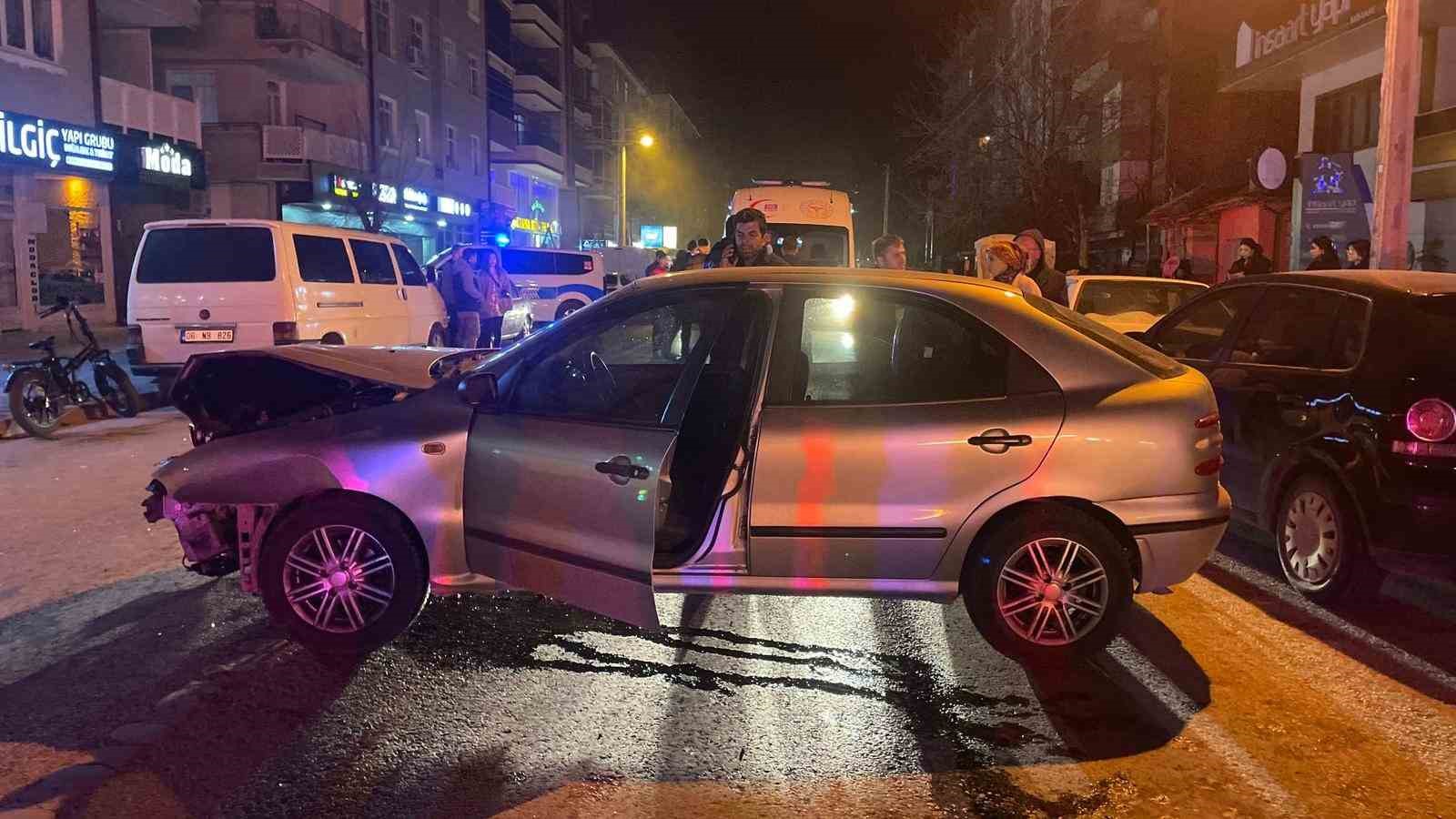 park halindeki araca carpan otomobil kamerada 2 yarali 6 fBAbp9tX