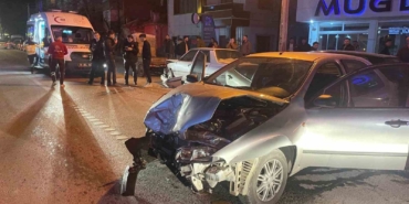 park-halindeki-araca-carpan-otomobil-kamerada-2-yarali-IeA64jV5.jpg