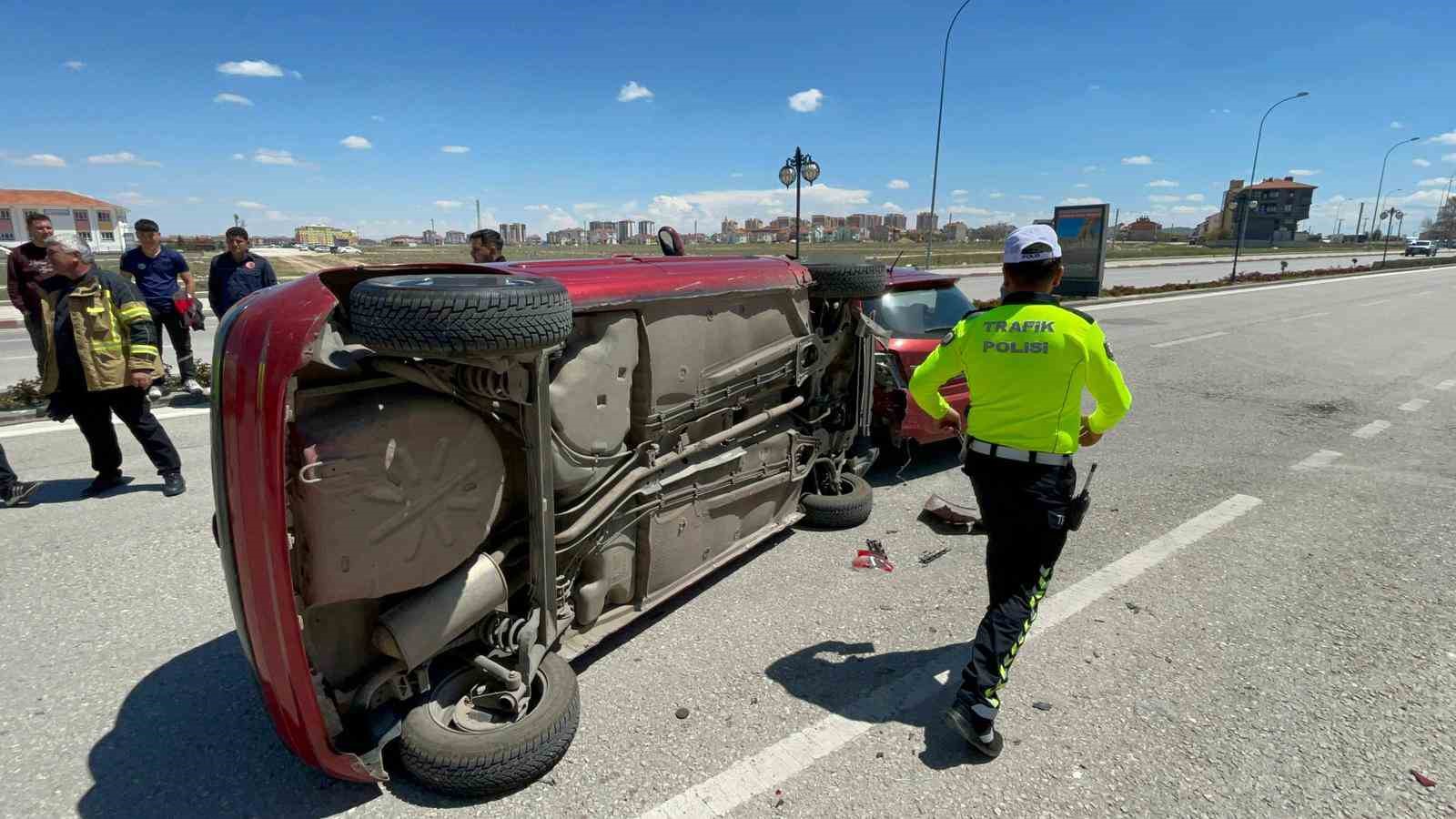 park halindeki araca carpan otomobilin devrildigi anlar kameraya yansidi 1 yarali 0 z5G5ahcp