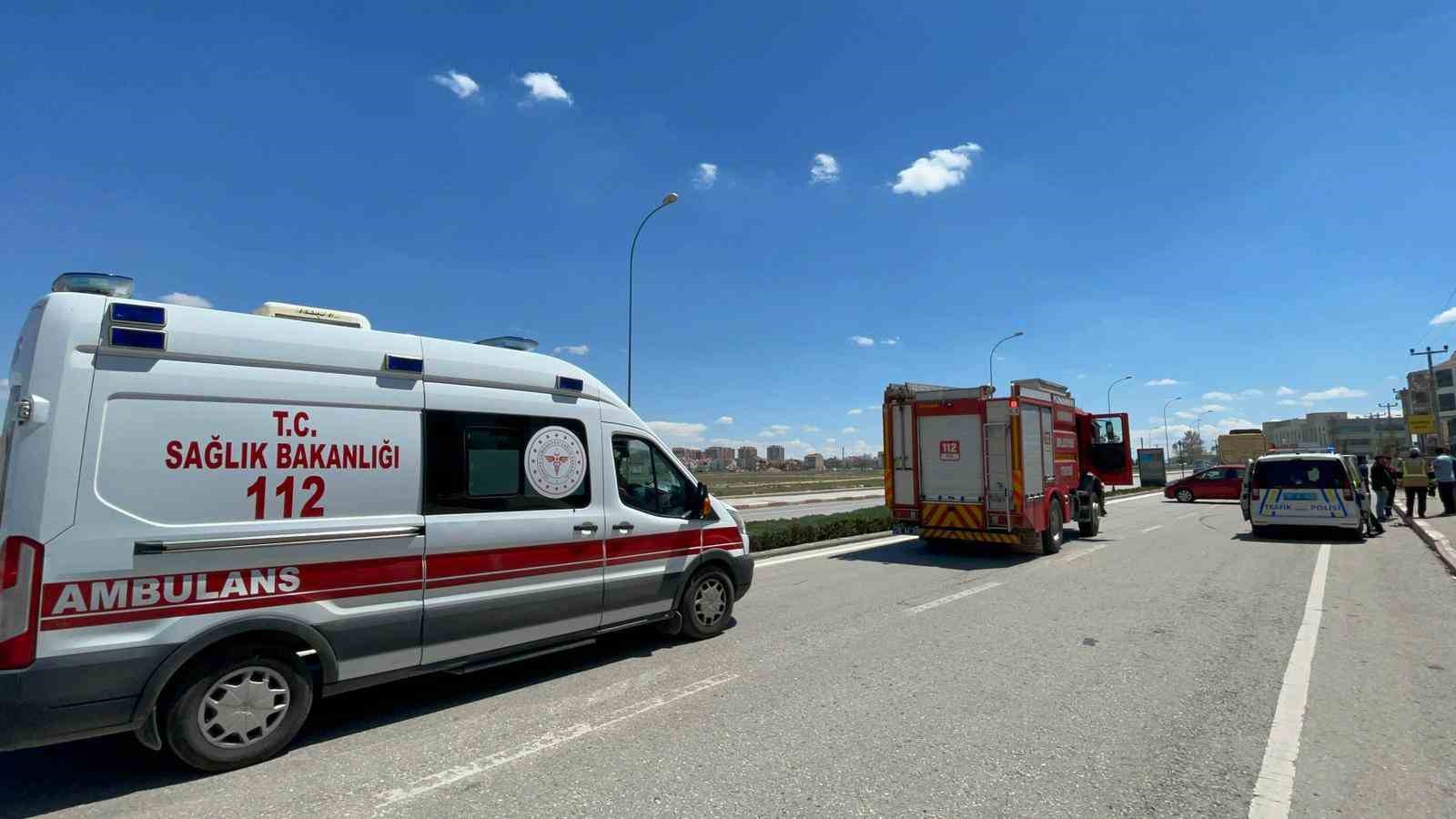 park halindeki araca carpan otomobilin devrildigi anlar kameraya yansidi 1 yarali 1 OyZ978Ok
