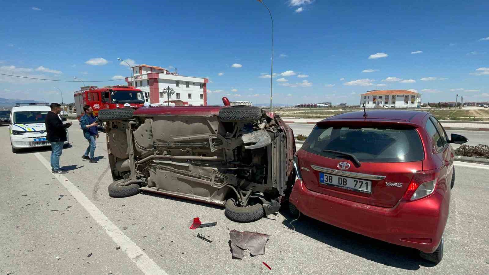 park halindeki araca carpan otomobilin devrildigi anlar kameraya yansidi 1 yarali 2 OpTa9Gvh