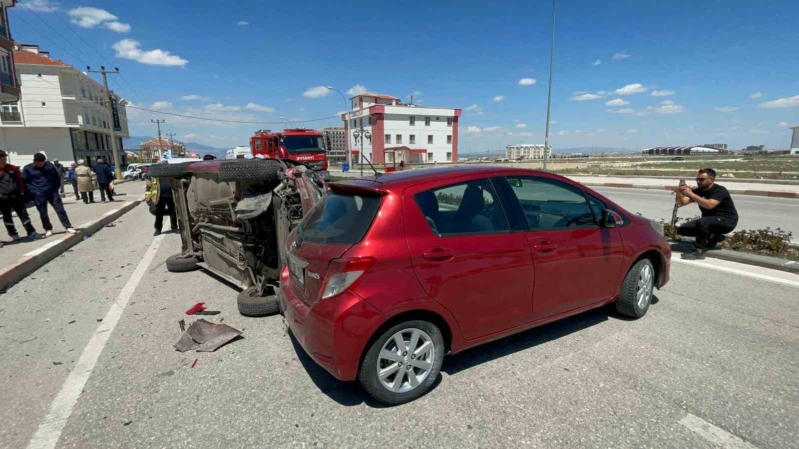 park halindeki araca carpan otomobilin devrildigi anlar kameraya yansidi 1 yarali 3 bnt9z1gD