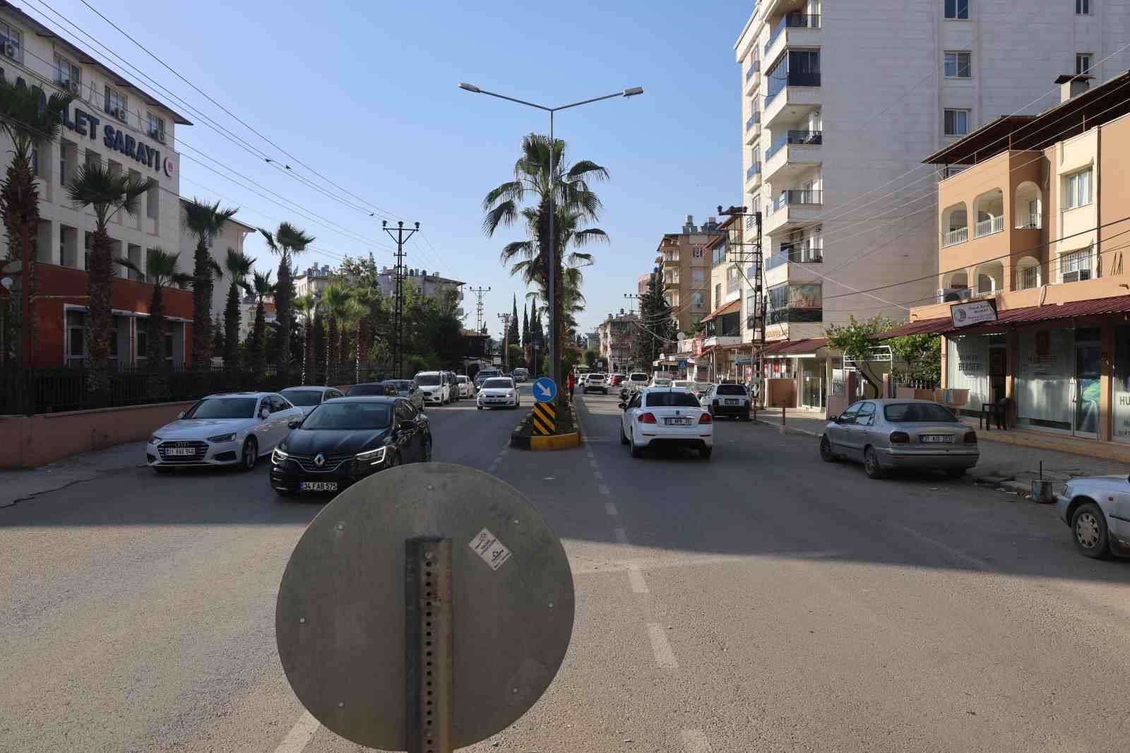 Park halindeki araca çarparak mopedden yere savrulan biri çocuk 2 kişi, sürücünün dikkatiyle ezilmekten kurtuldu 6 park halindeki araca carparak mopedden yere savrulan biri cocuk 2 kisi surucunun dikkatiyle ezilmekten 7XiIsTKr