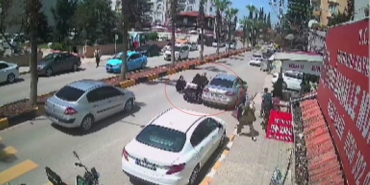 park-halindeki-araca-carparak-mopedden-yere-savrulan-biri-cocuk-2-kisi-surucunun-dikkatiyle-ezilmekten-CUkjER91.jpg