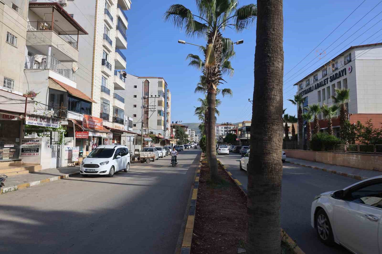 Park halindeki araca çarparak mopedden yere savrulan biri çocuk 2 kişi, sürücünün dikkatiyle ezilmekten kurtuldu 5 park halindeki araca carparak mopedden yere savrulan biri cocuk 2 kisi surucunun dikkatiyle ezilmekten hKcb8HBA