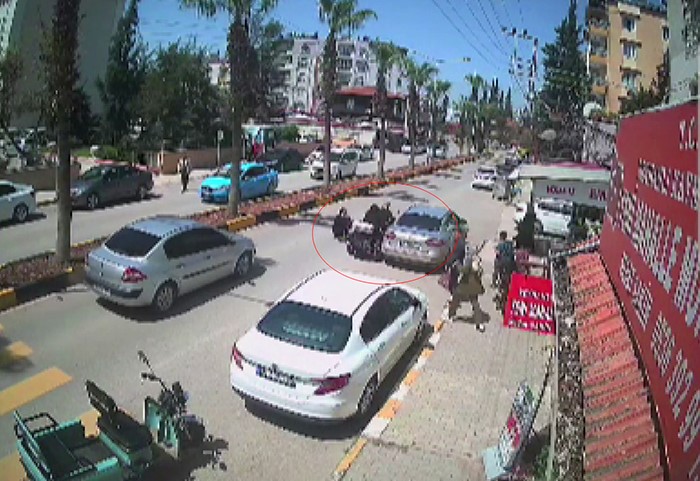 Park halindeki araca çarparak mopedden yere savrulan biri çocuk 2 kişi, sürücünün dikkatiyle ezilmekten kurtuldu 4 park halindeki araca carparak mopedden yere savrulan biri cocuk 2 kisi surucunun dikkatiyle ezilmekten mKiEvqpN