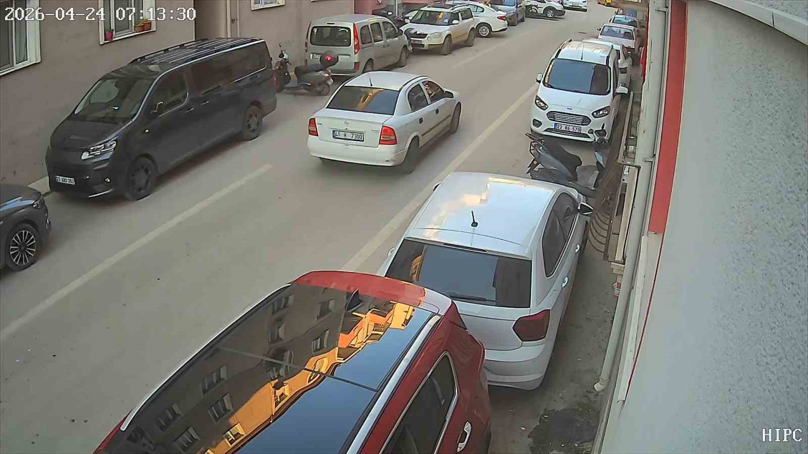 Park halindeki araca çarpıp kaçtı: O anlar kameraya böyle yansıdı 7 park halindeki araca carpip kacti o anlar kameraya boyle yansidi 3 pI9tWHK5