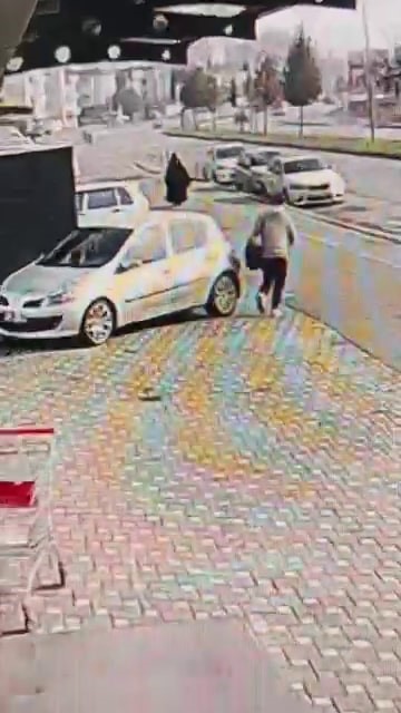 Park halindeki aracı çizip hiçbir şey olmamış gibi yoluna devam etti 4 park halindeki araci cizip hicbir sey olmamis gibi yoluna devam etti 0 9Ebj8UzN