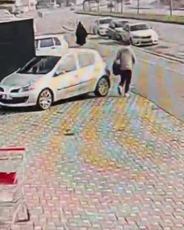 park-halindeki-araci-cizip-hicbir-sey-olmamis-gibi-yoluna-devam-etti-fI4Fmli2.jpg