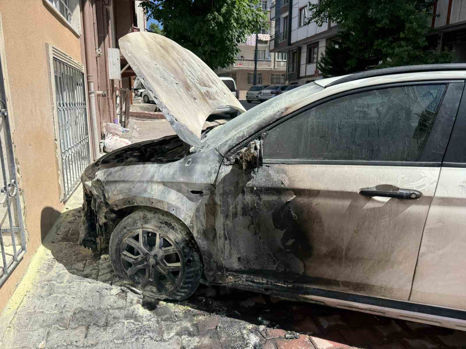 Park halindeki aracı kundakladılar, o anları telefonla kayda aldılar 5 park halindeki araci kundakladilar o anlari telefonla kayda aldilar 1 12DCPQLr