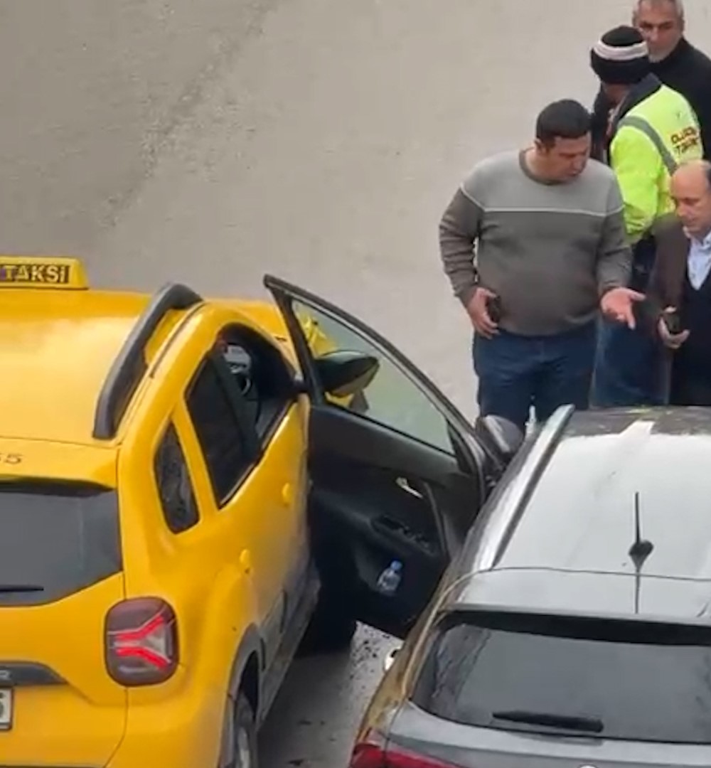 park halindeki aracin acilan kapisina taksi carpti 1 MEj8JDIm