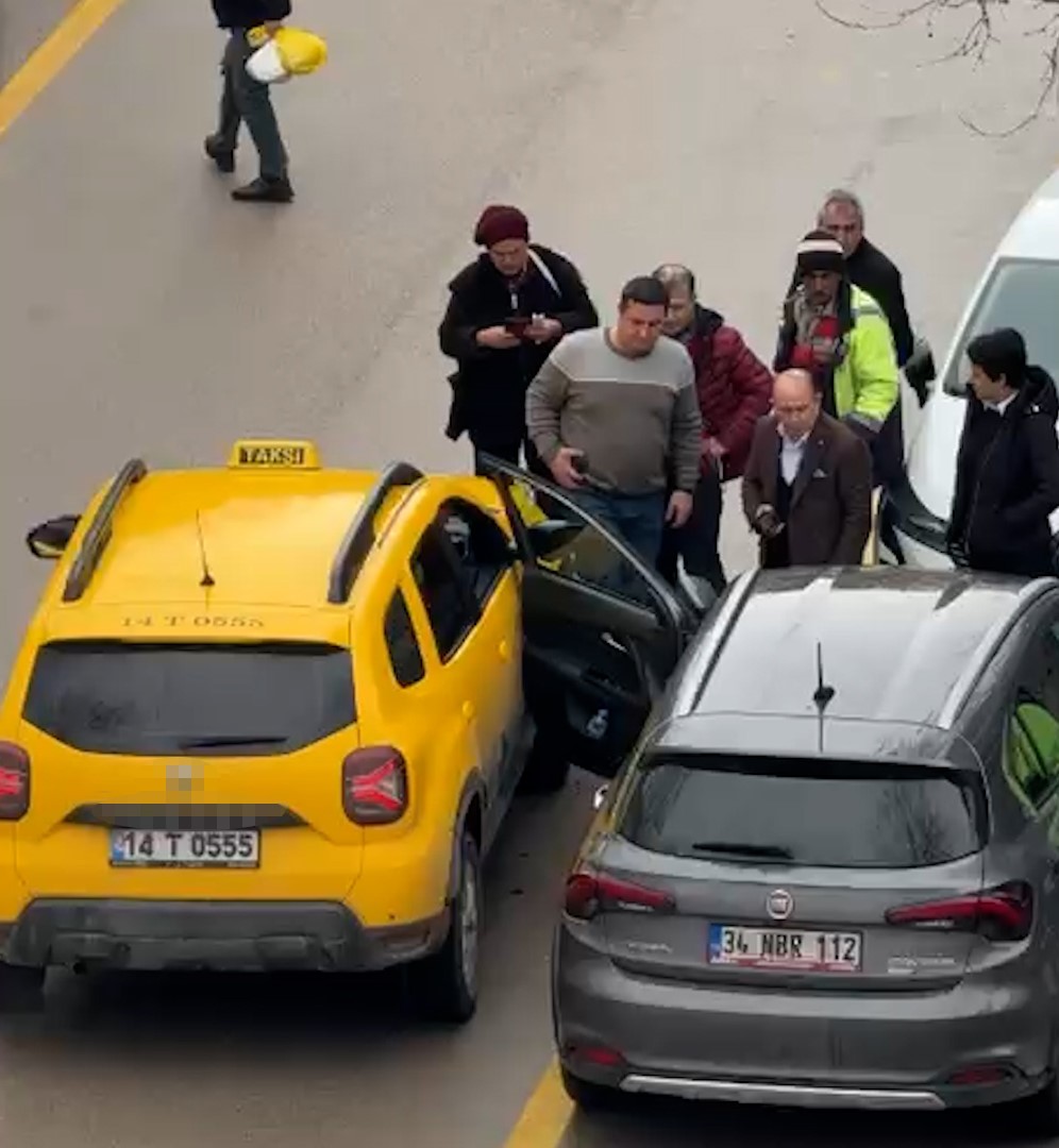 park halindeki aracin acilan kapisina taksi carpti 2
