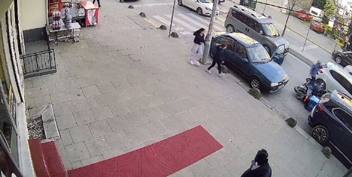 park halindeki aracin kapisini acti motosikletli kurye carpti 0 I2NNrQ45