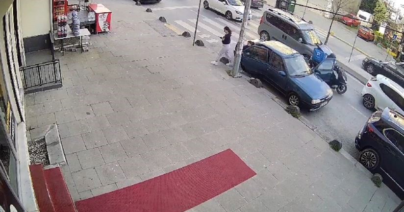 park halindeki aracin kapisini acti motosikletli kurye carpti 1 ANMNNA6Z