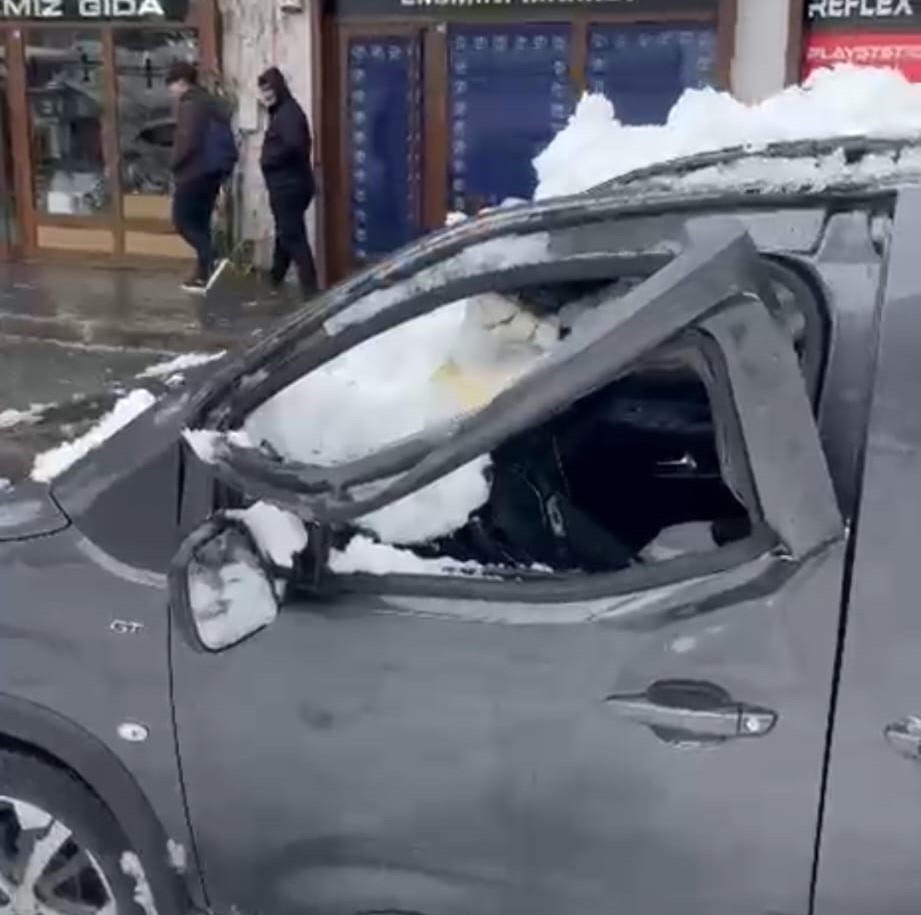 park halindeki aracin uzerine catidan kar kutlesi dustu 2 p6jzOGf6