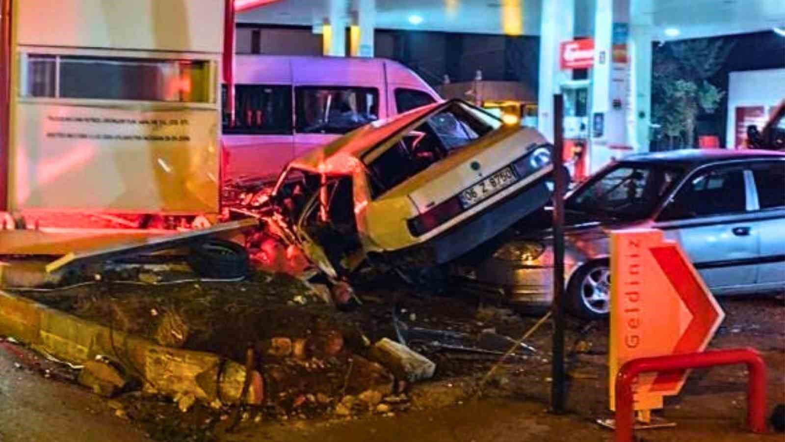 Park halindeki araçlara çarpan otomobil hurdaya döndü: 1 ölü, 1 ağır yaralı 4 park halindeki araclara carpan otomobil hurdaya dondu 1 olu 1 agir yarali 0