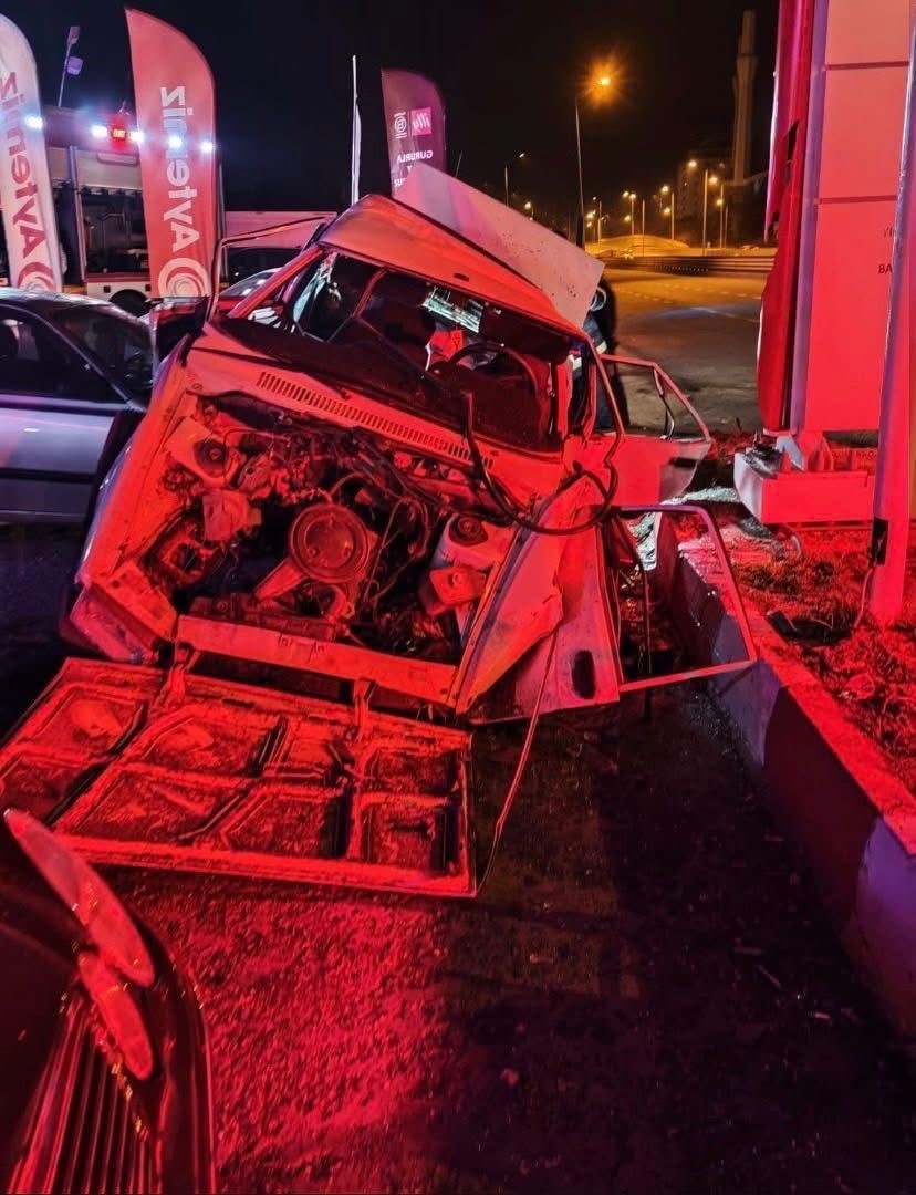 Park halindeki araçlara çarpan otomobil hurdaya döndü: 1 ölü, 1 ağır yaralı 5 park halindeki araclara carpan otomobil hurdaya dondu 1 olu 1 agir yarali 1 JycIemR4