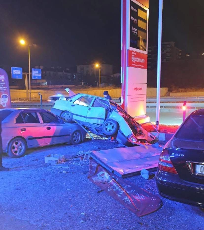 Park halindeki araçlara çarpan otomobil hurdaya döndü: 1 ölü, 1 ağır yaralı 6 park halindeki araclara carpan otomobil hurdaya dondu 1 olu 1 agir yarali 2 UiGLla9U